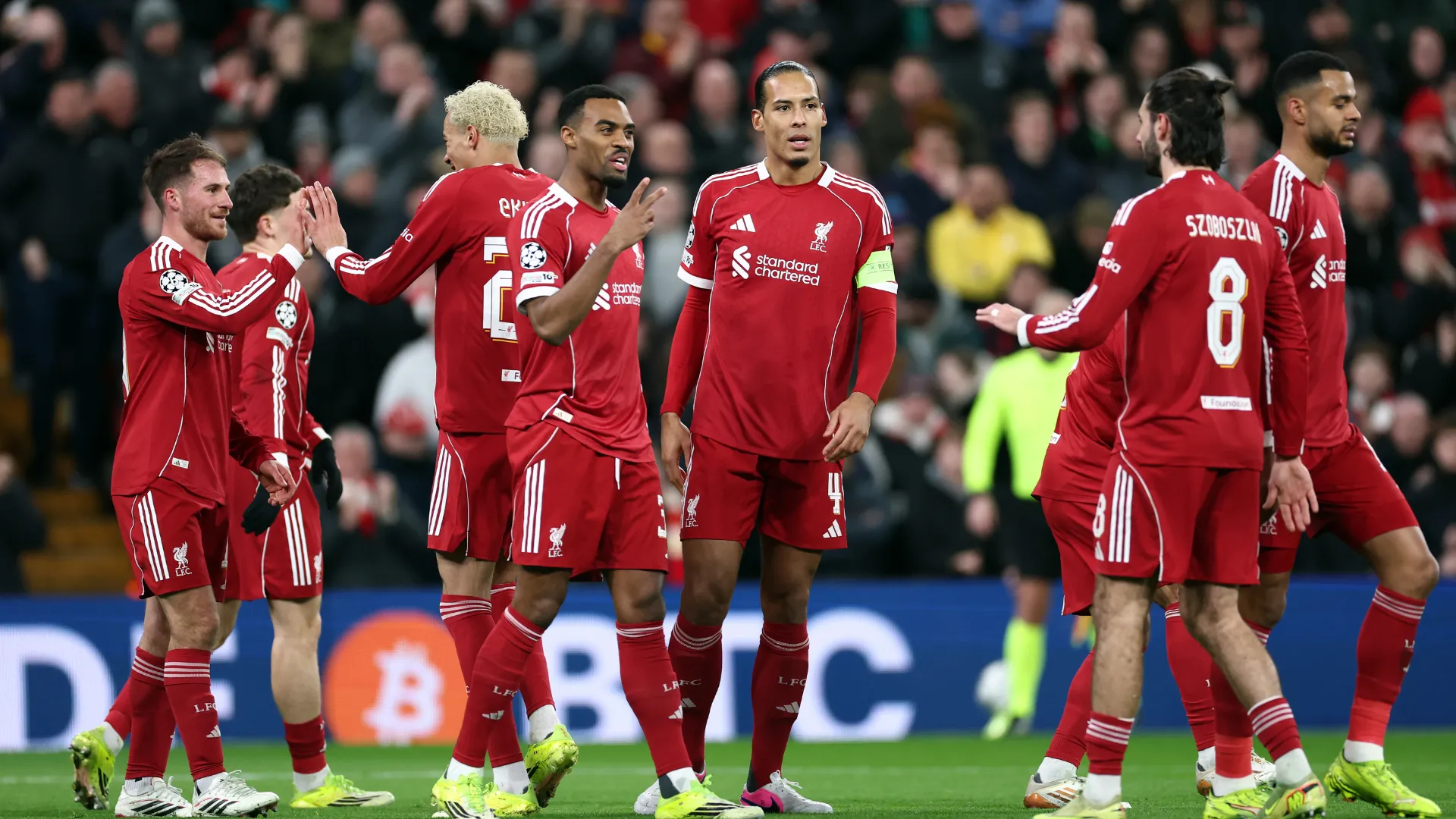 Alexis Mac Allister comemora ao lado de outros jogadores do Liverpool