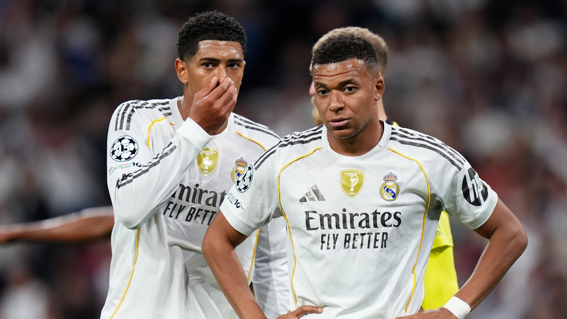 Mbappé e Bellingham conversando durante jogo do Real Madrid