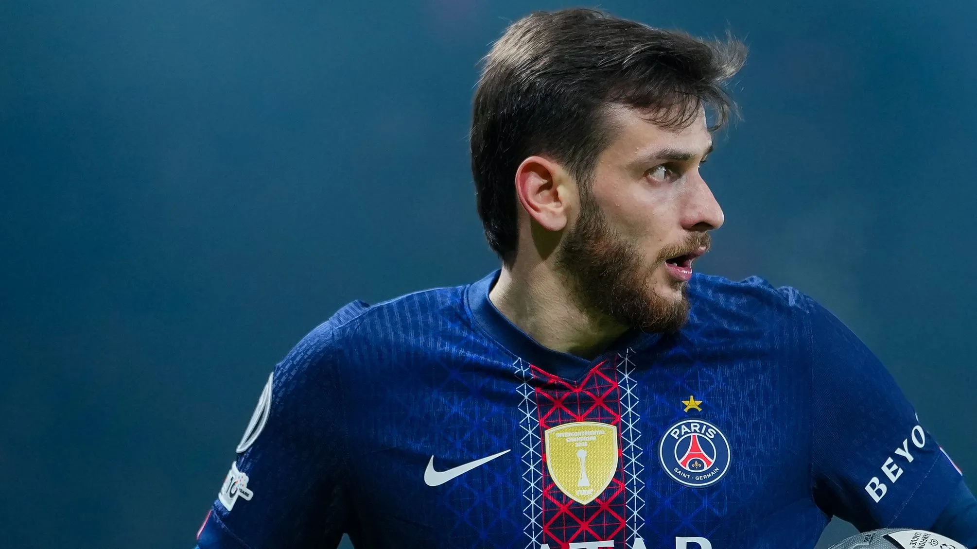 Kvaratskhelia olhando para o lado em jogo do PSG