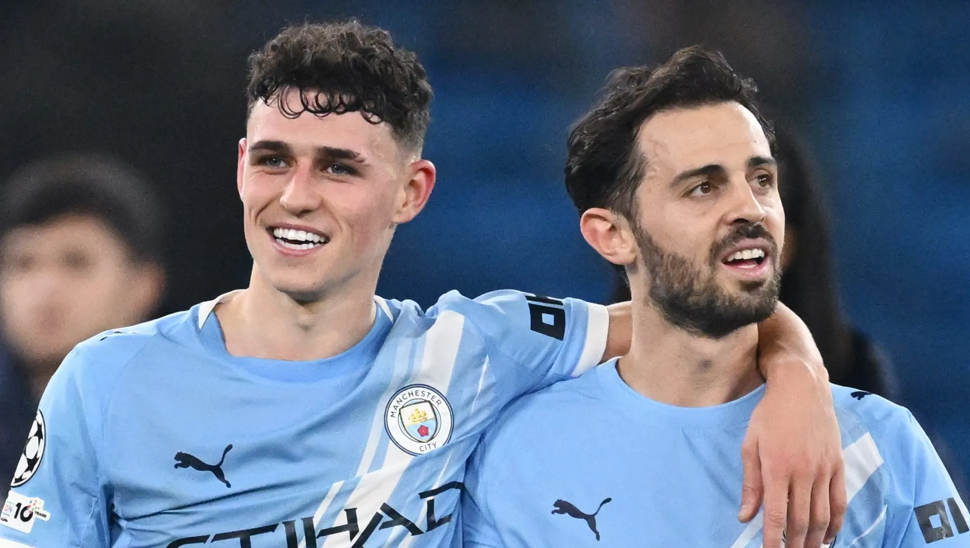 Phil Foden e Bernardo Silva durante partida do City. (Photo by Gareth Copley/Getty Images)