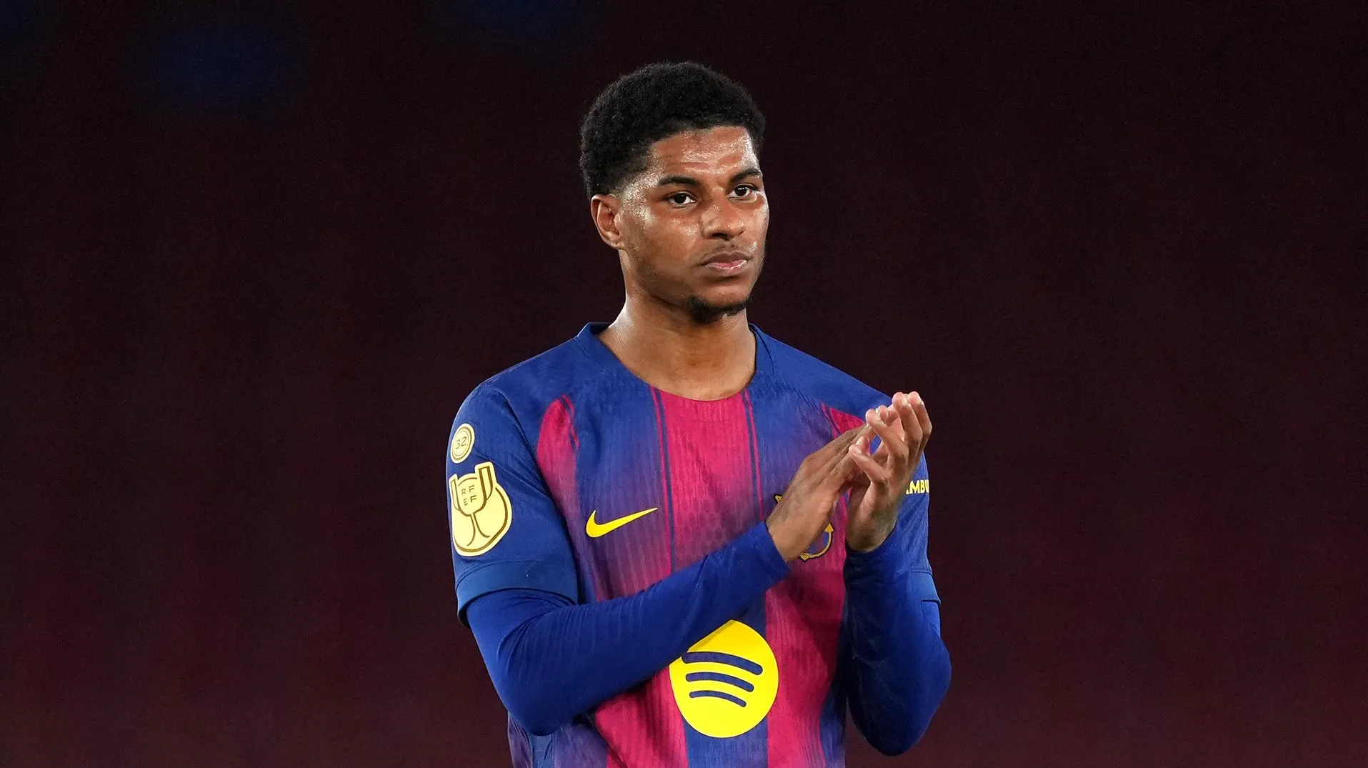Marcus Rashford, do FC Barcelona, parece desanimado enquanto aplaude os torcedores após a partida de volta da semifinal da Copa do Rei entre FC Barcelona e Atlético de Madrid, no Camp Nou, em 3 de março de 2026, em Barcelona, Espanha. (Foto de Alex Caparros/Getty Images)