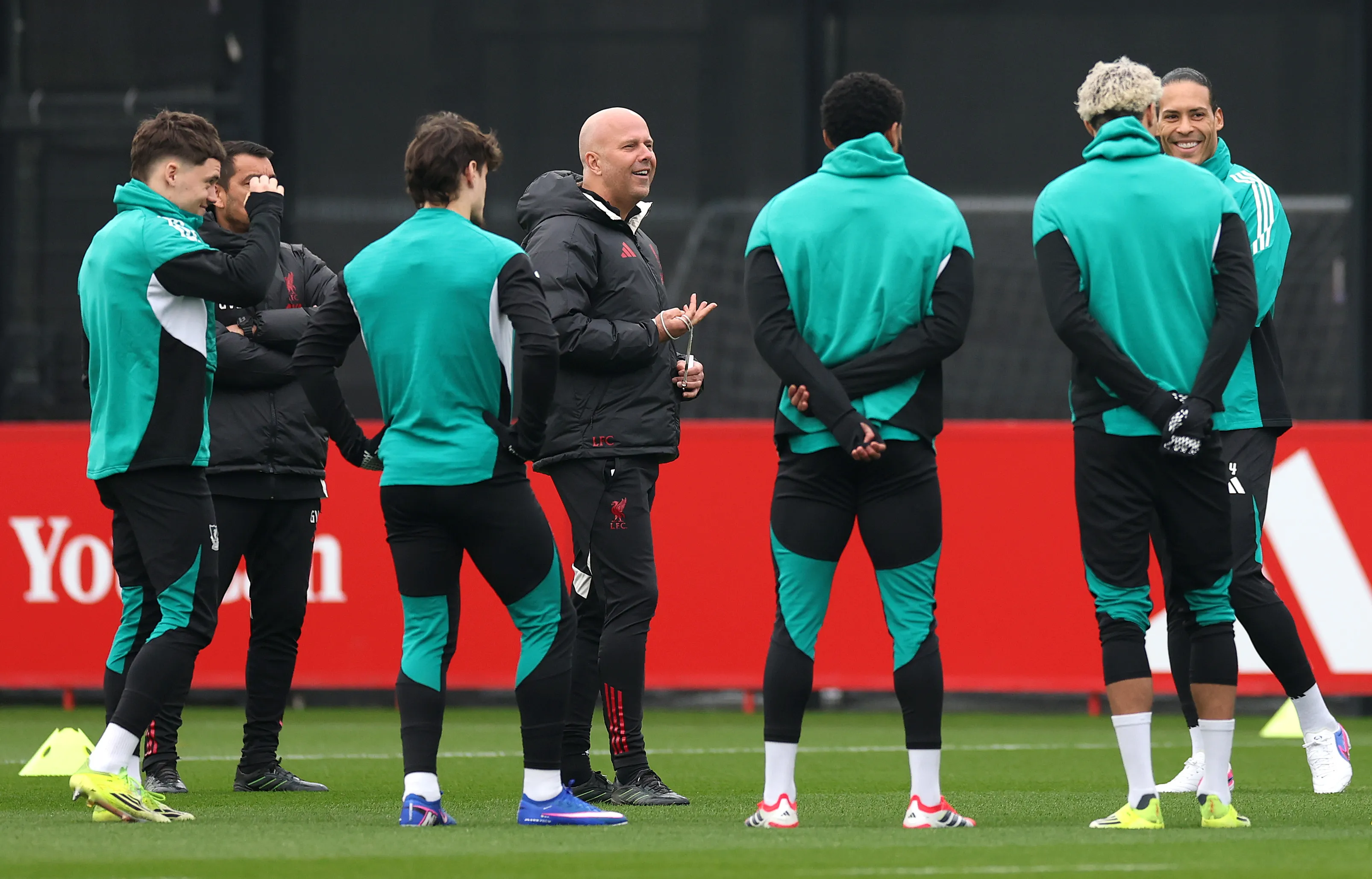 Arne Slot durante treino do Liverpool antes de jogo contra o Galatasaray. Foto: Jan Kruger/Getty Images