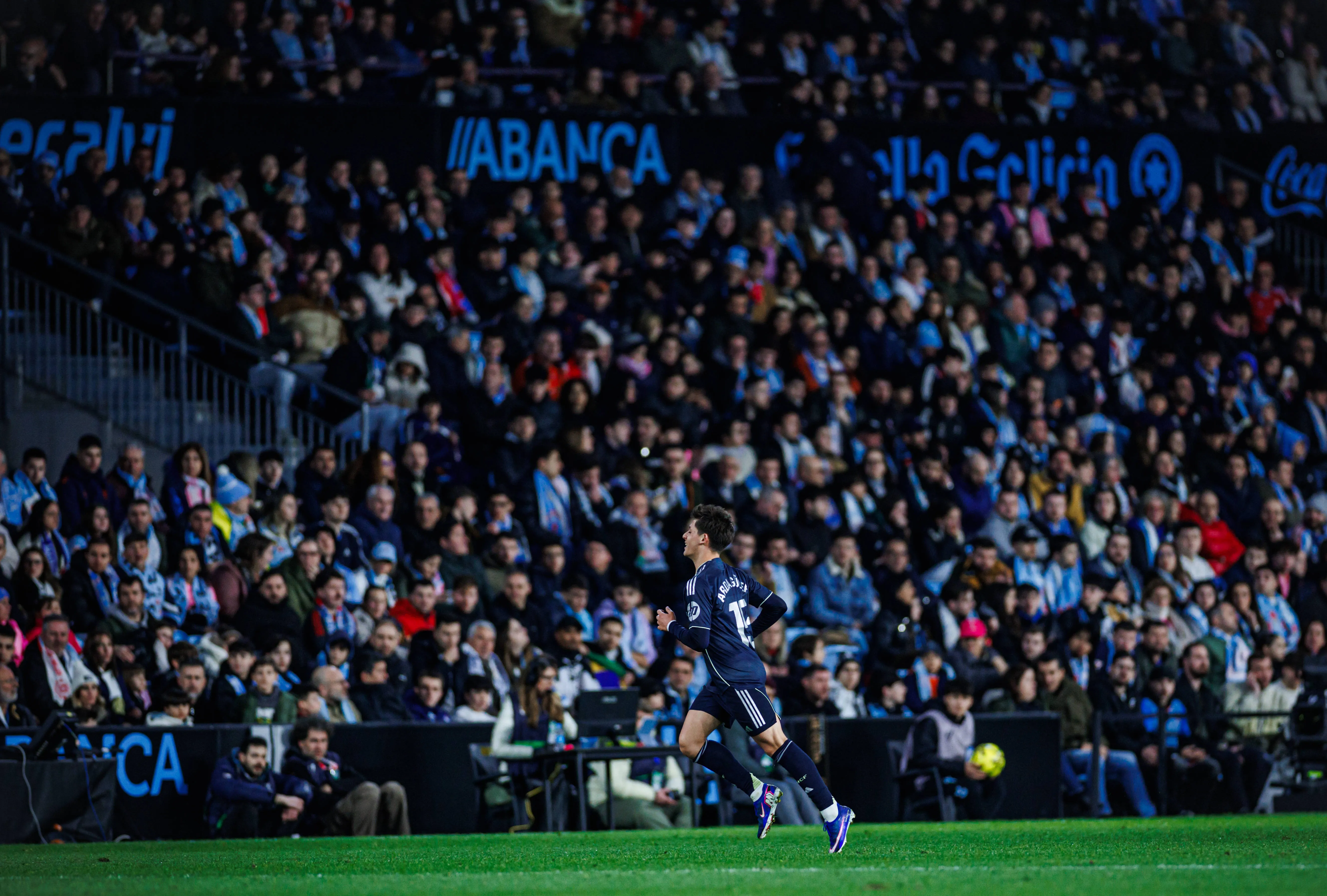 Arda Güler sendo substituído no Real Madrid na partida contra o Celta de Vigo. Foto: IMAGO /&nbsp;PGS Photo Agency