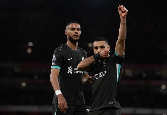 Mohamed Salah e Gakpo, do Liverpool, estão um pouco abaixo das expectativas, e segundo Fabrizio Romano, o clube busca mudar essas posições dos jogadores e tem Diomande como principal alvo. Foto: IMAGO /&nbsp;Pro Sports Images