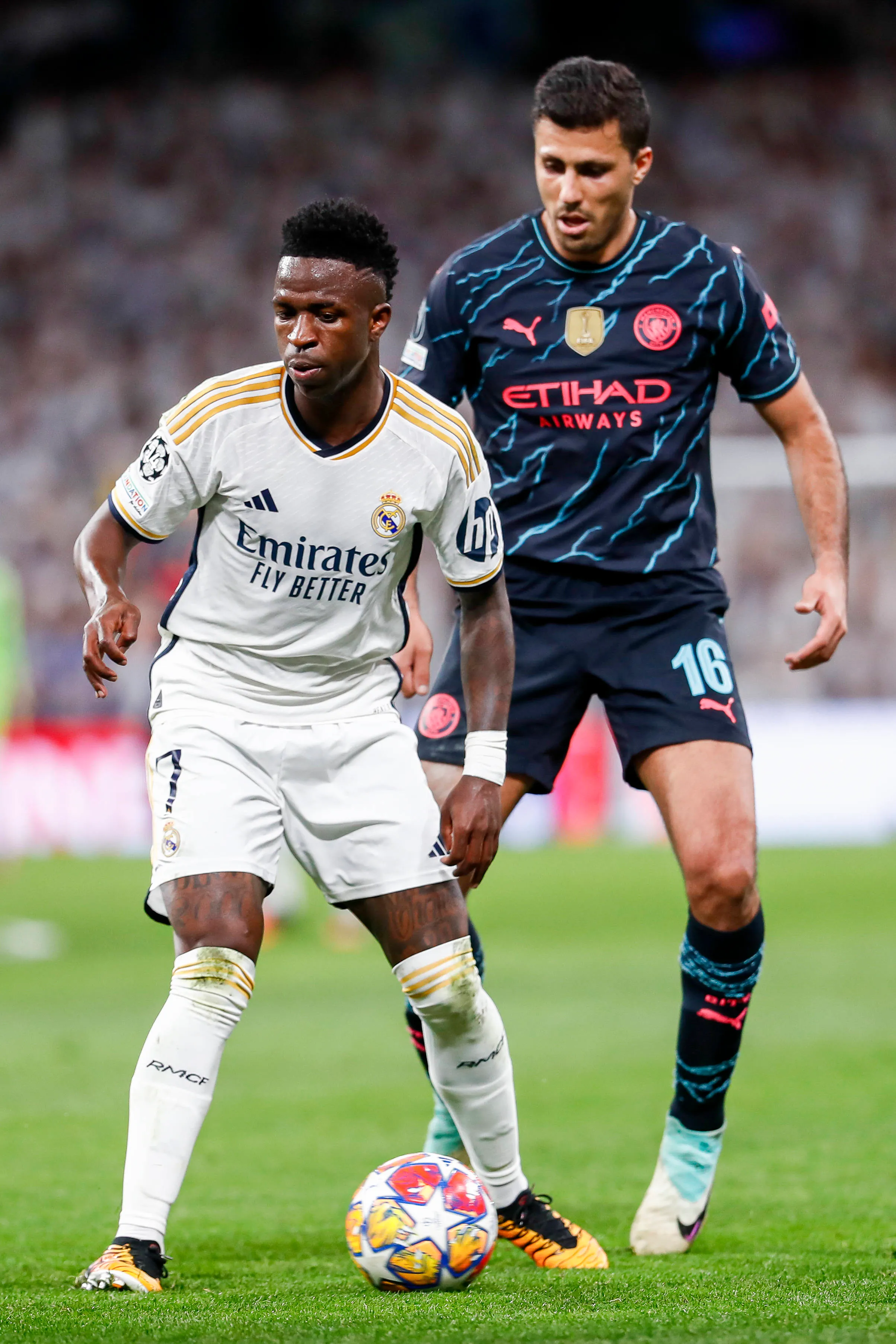 Vinicius Jr e Rodri disputam a bola em Real Madrid x Manchester City. Foto: IMAGO