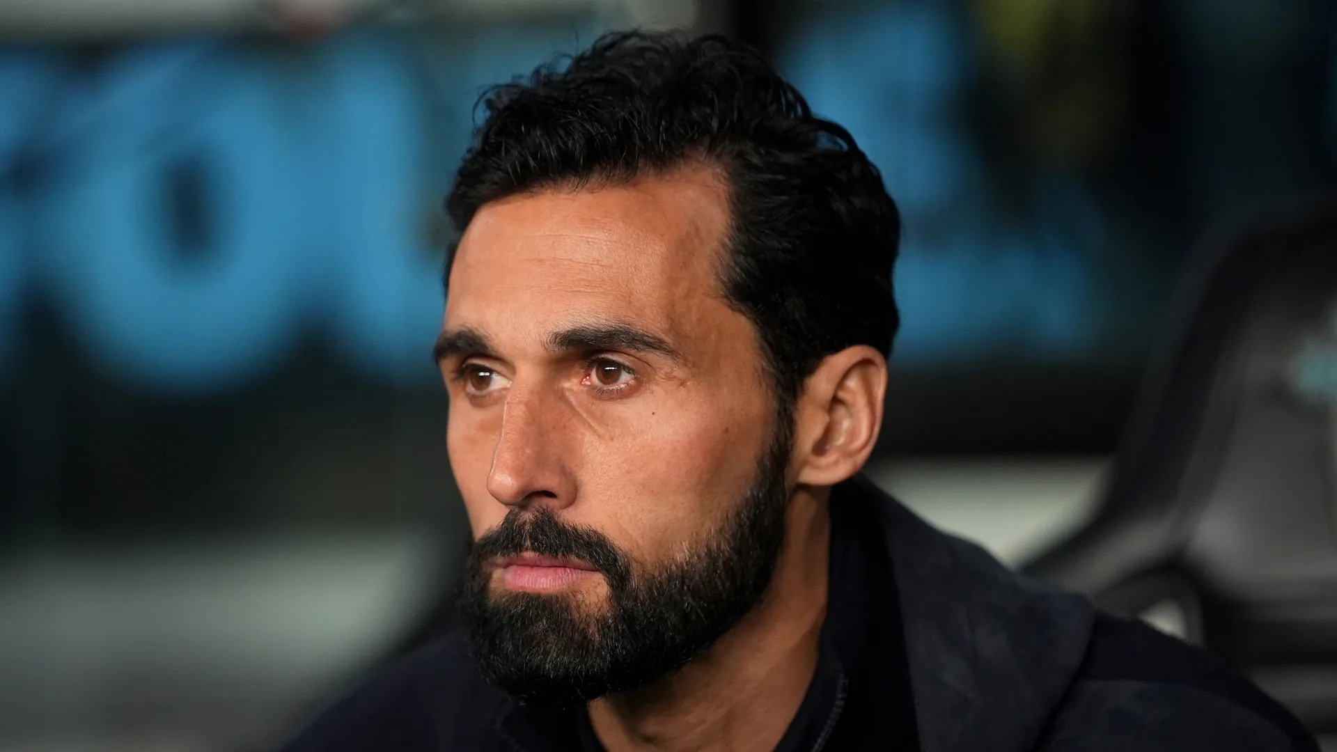 Álvaro Arbeloa sentado no banco de reservas do Real Madrid