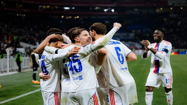 Jogadores do Lyon comemoram gol – Pauline Figuet/Getty Images