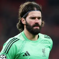 Alisson sofre lesão e será desfalque no Liverpool