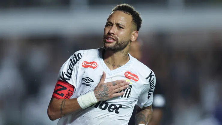 Neymar comemora pelo Santos. (Foto: Alexandre Schneider/Getty Images)