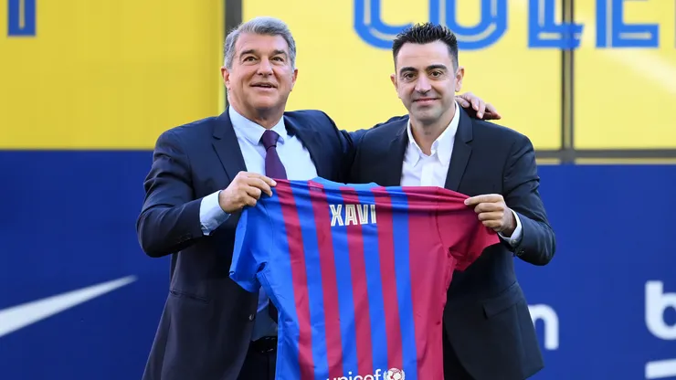 Xavi Hernández e Laporta. (Foto: David Ramos/Getty Images)