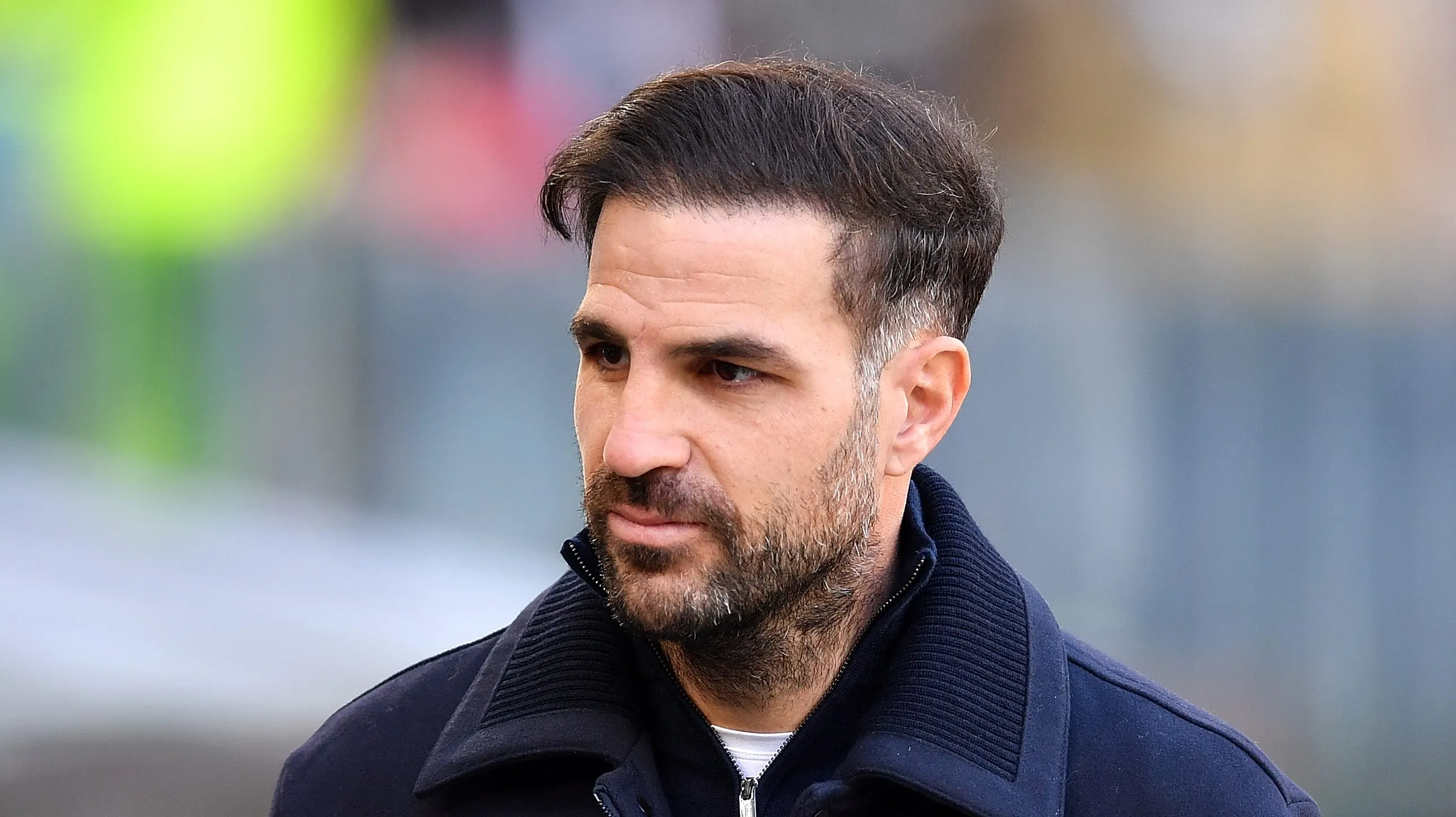 Cesc Fábregas usa um casaco preto