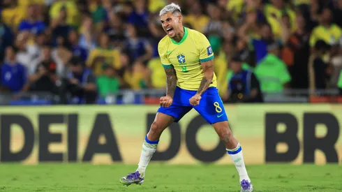 o meio-campista Bruno Guimarães vibra em jogo do Brasil (Buda Mendes/Getty Images)