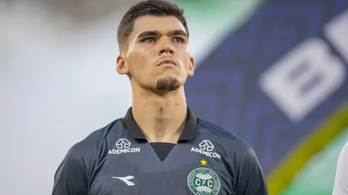 Pedro Morisco durante uma partida pelo Coritiba. Foto: Liamara Polli/AGIF