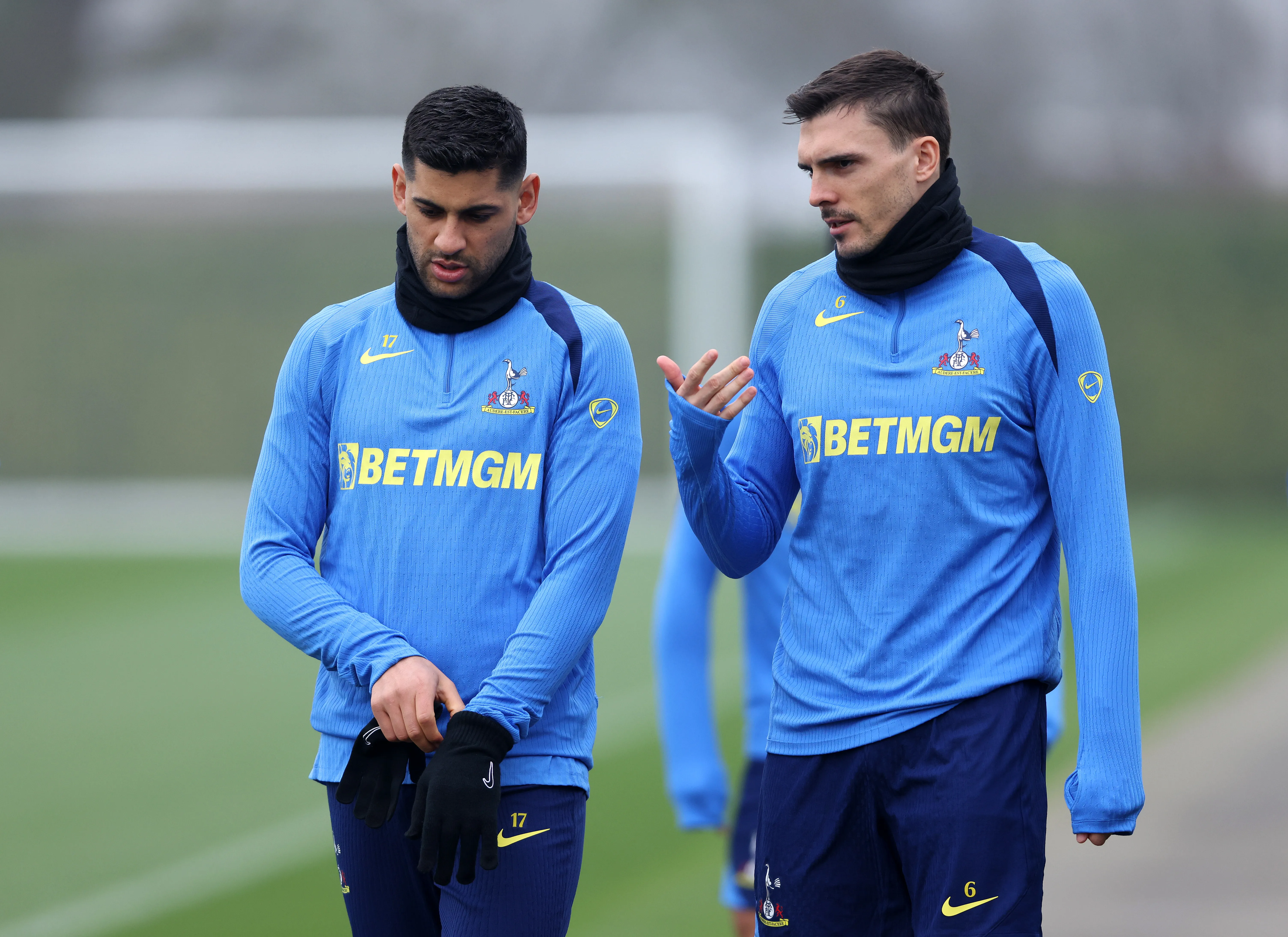 Cristian Romero e João Palhinha durante treinamento.  (Photo by Paul Harding/Getty Images)
