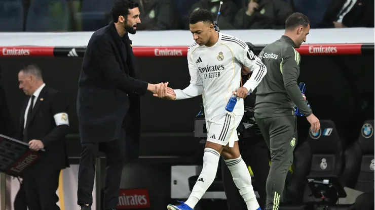 Arbeloa cumprimenta Mbappé em jogo do Real Madrid (Denis Doyle/Getty Images)