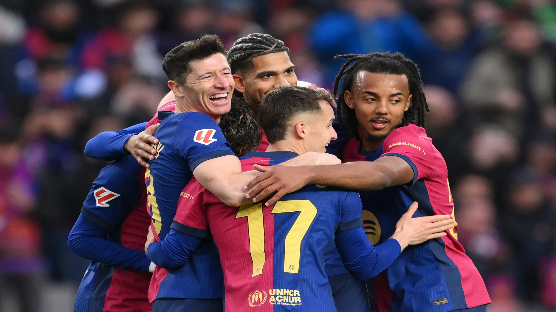 Lewandowski comemora gol com companheiros – David Ramos/Getty Images