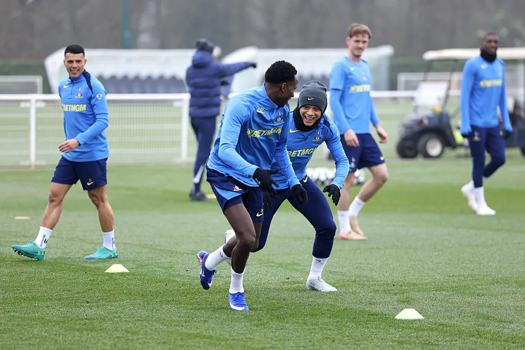 Jogadores do Tottenham no treino antes de enfrentarem o Atlético de Madrid pela Champions League (Foto: Paul Harding/Getty Images)