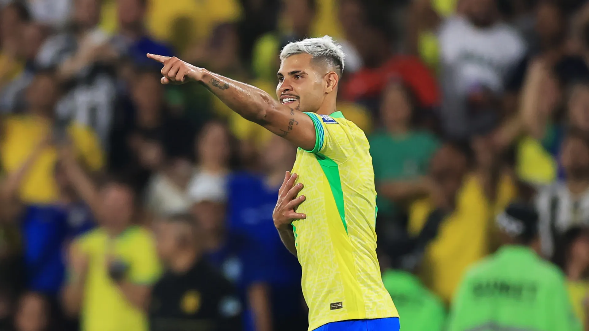 Bruno Guimarães com a camisa da Seleção Brasileira