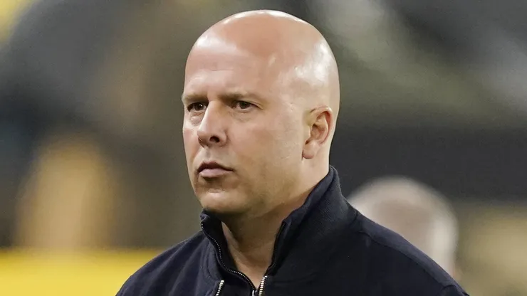 Reunião de progresso está marcada para o final da temporada com Arne Slot, segundo o TEAMtalk. Xabi Alonso poderia assumir, já que é um assunto dentro do clube inglês. Foto: IMAGO / Sportimage