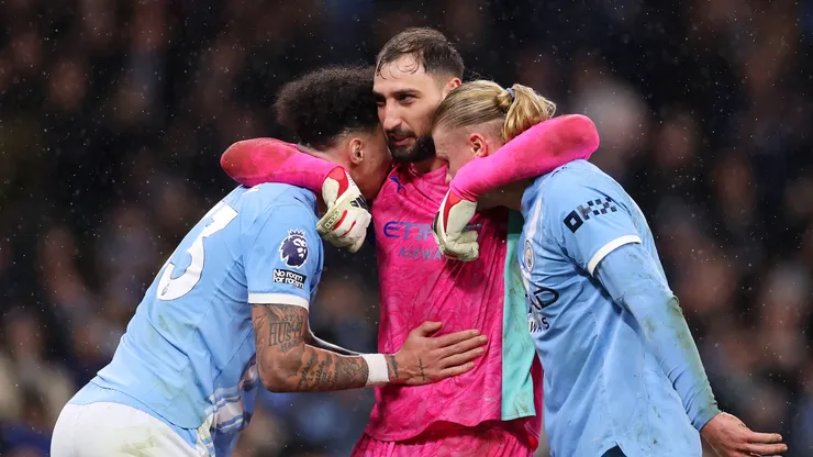 O goleiro Donnarumma abraça companheiros de Manchester City (Stu Forster/Getty Images)