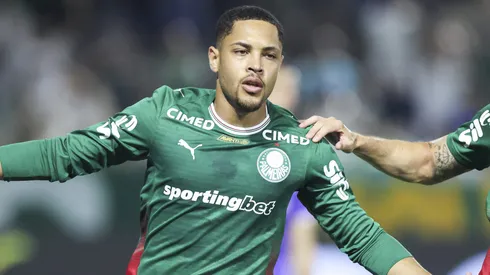 Palmeiras está disposto a vender Vitor Roque para o Chelsea por R$ 300 milhões após a Copa. (Foto: Alexandre Schneider/Getty Images)
