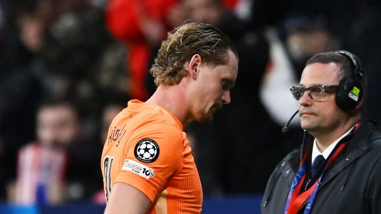 Kinsky deixando o campo pelo Tottenham