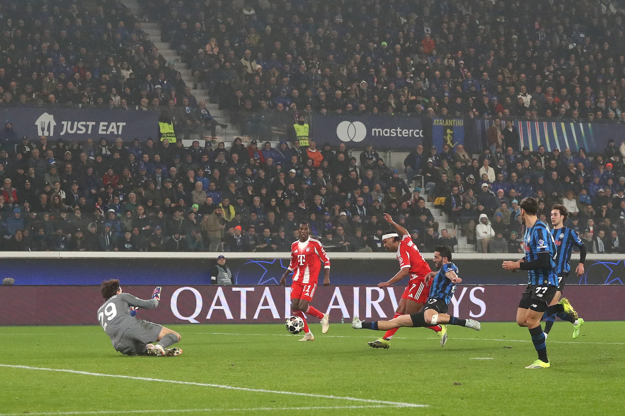 Bayern marcando um dos gols contra a Atalanta. (Foto: Marco Luzzani/Getty Images)