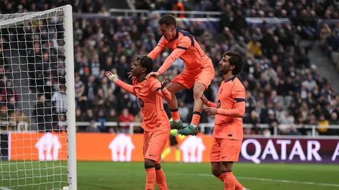 Yamal comemora gol com jogadores do Barcelona. George Wood/Getty Images.