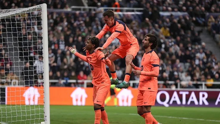 Yamal comemora gol com jogadores do Barcelona. George Wood/Getty Images.