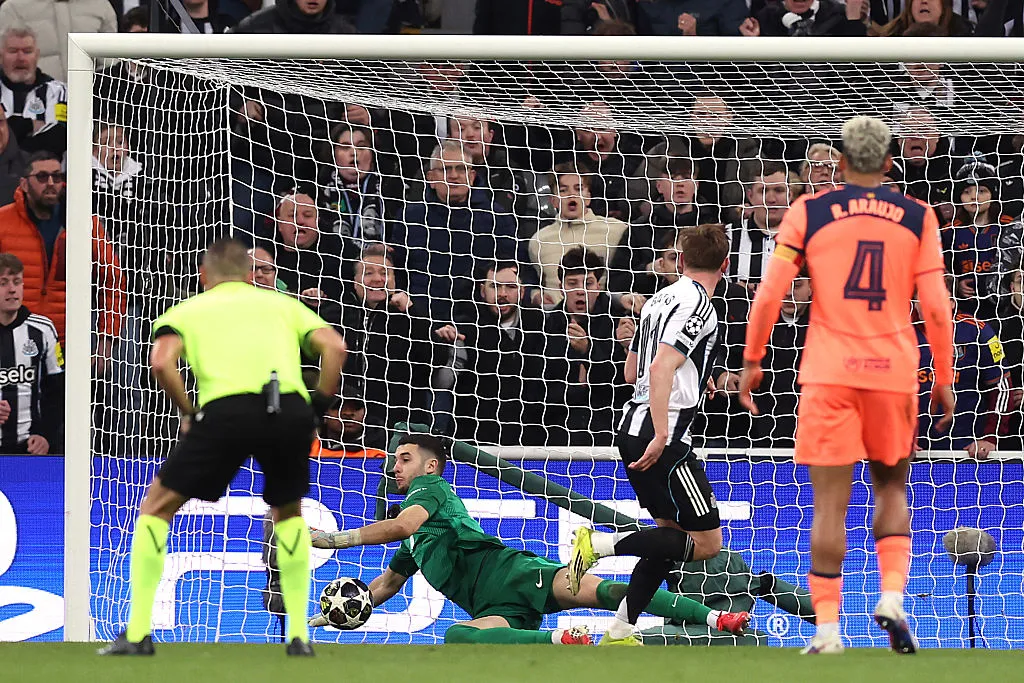 Harvey Barnes marca contra o Newcastle na Champions League. (Photo by George Wood/Getty Images)