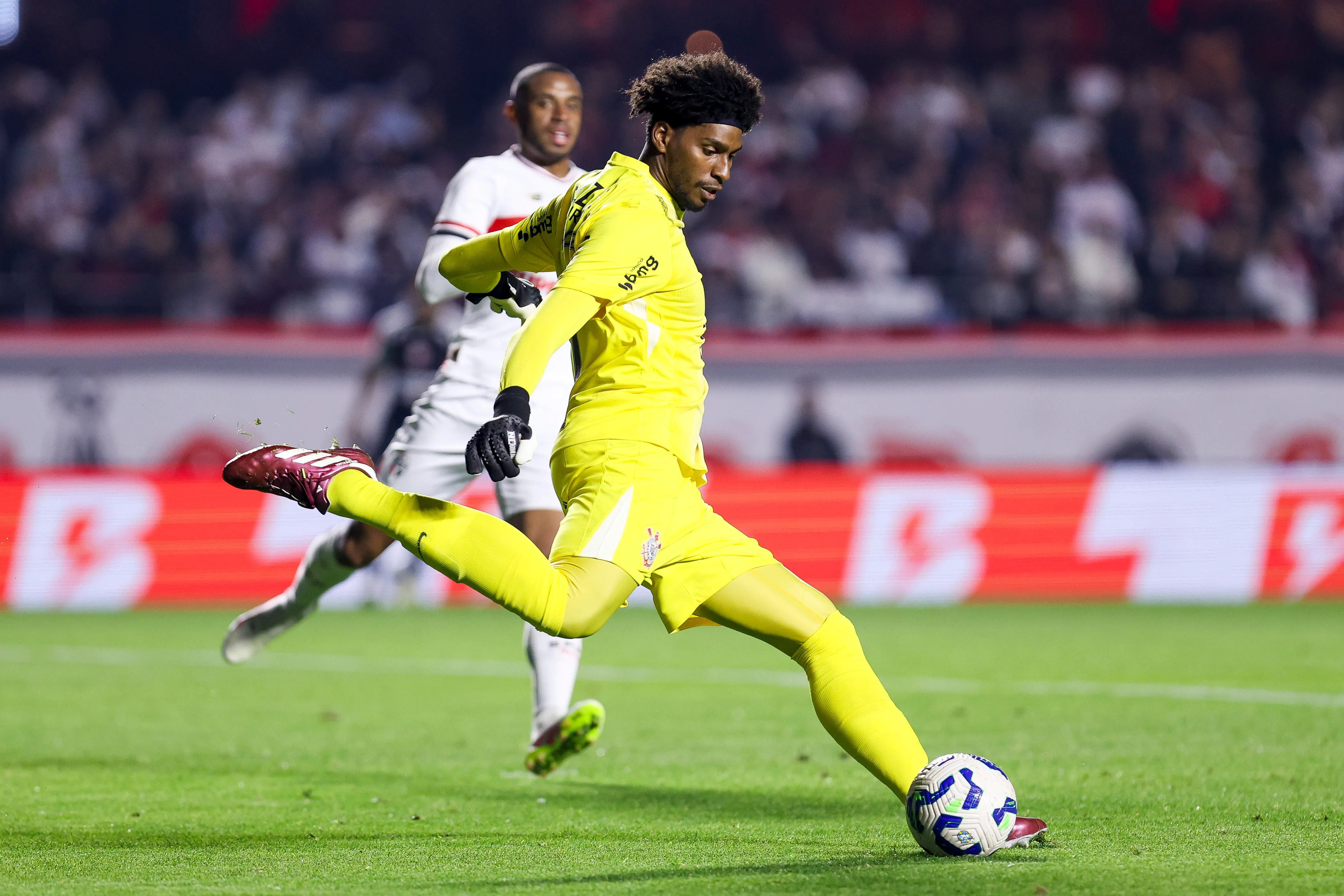 Hugo Souza em ação pelo Corinthians. (Foto: Ricardo Moreira/Getty Images)