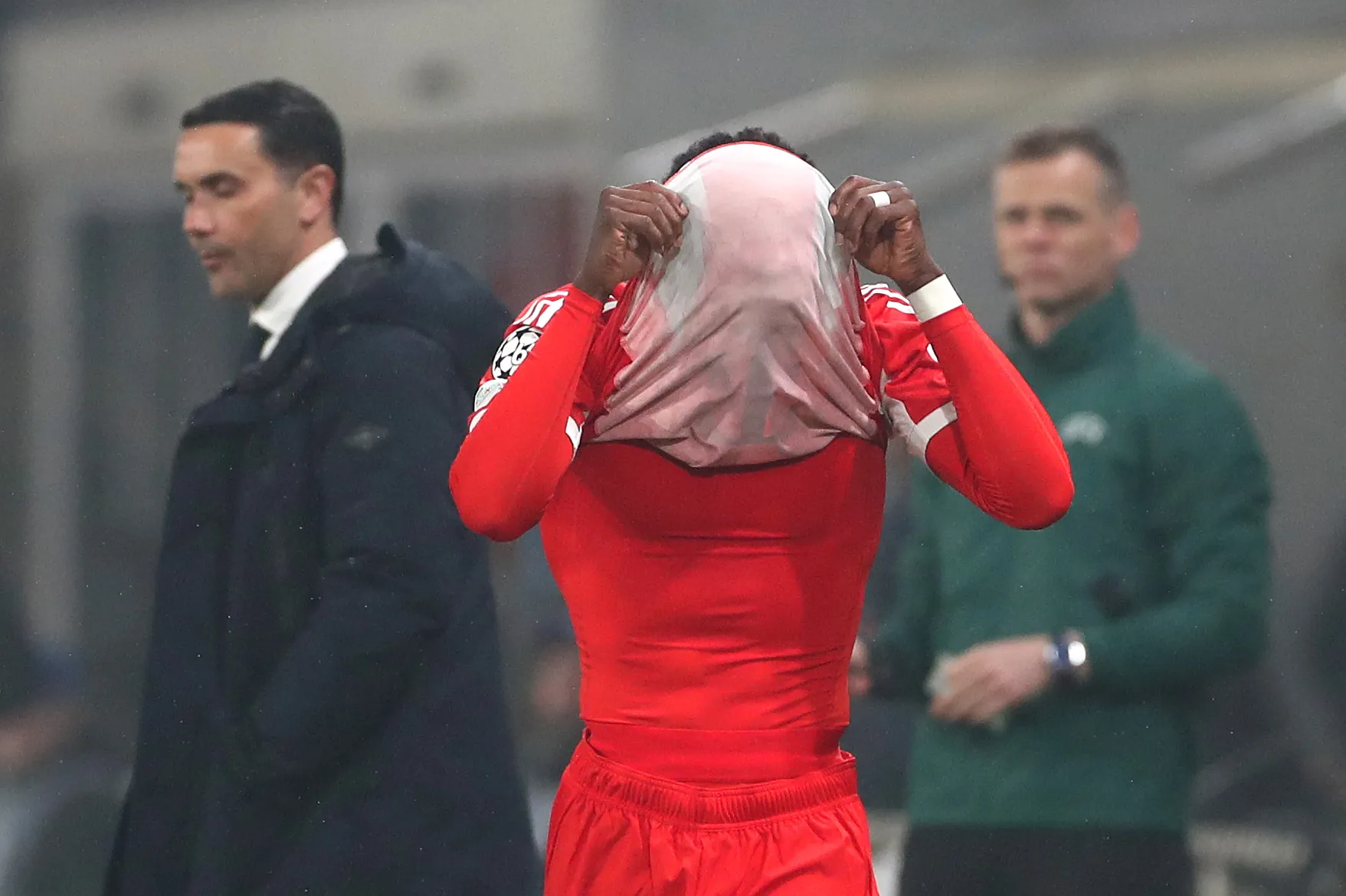 Alphonso Davies chora bastante ao ser substituído. (Photo by Marco Luzzani/Getty Images)