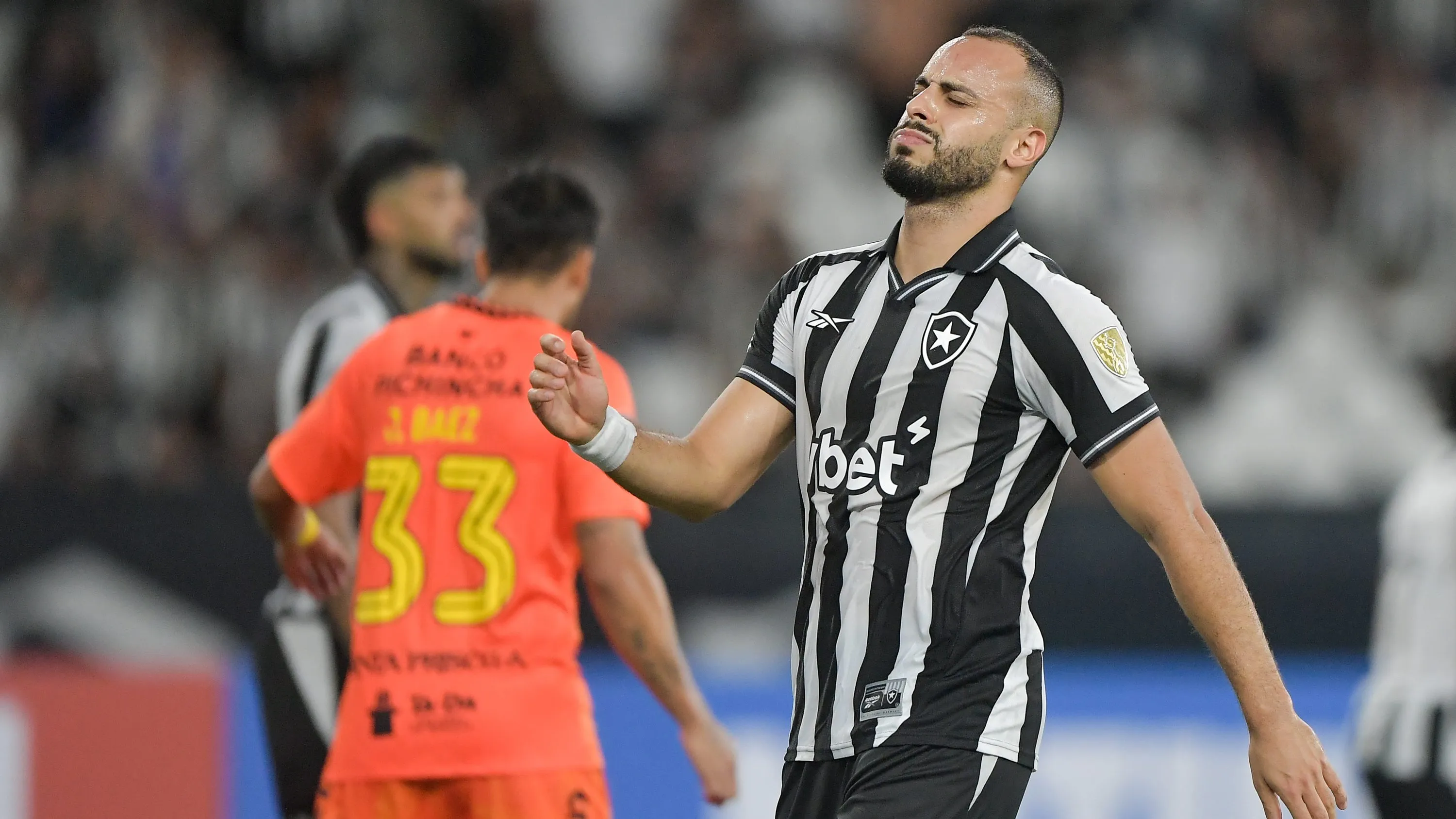 Arthur Cabral lamentando em derrota do Botafogo para o Barcelona. Foto: Thiago Ribeiro/AGIF
