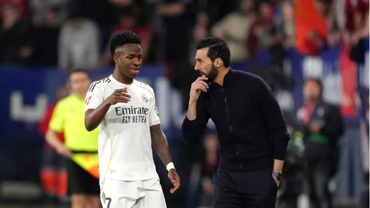 Vini Jr. conversa com Arbeloa em jogo do Real Madrid (Juan Manuel Serrano Arce/Getty Images)