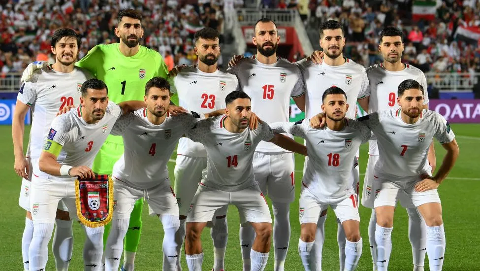 jogadores do Irã, perfilados em campo
