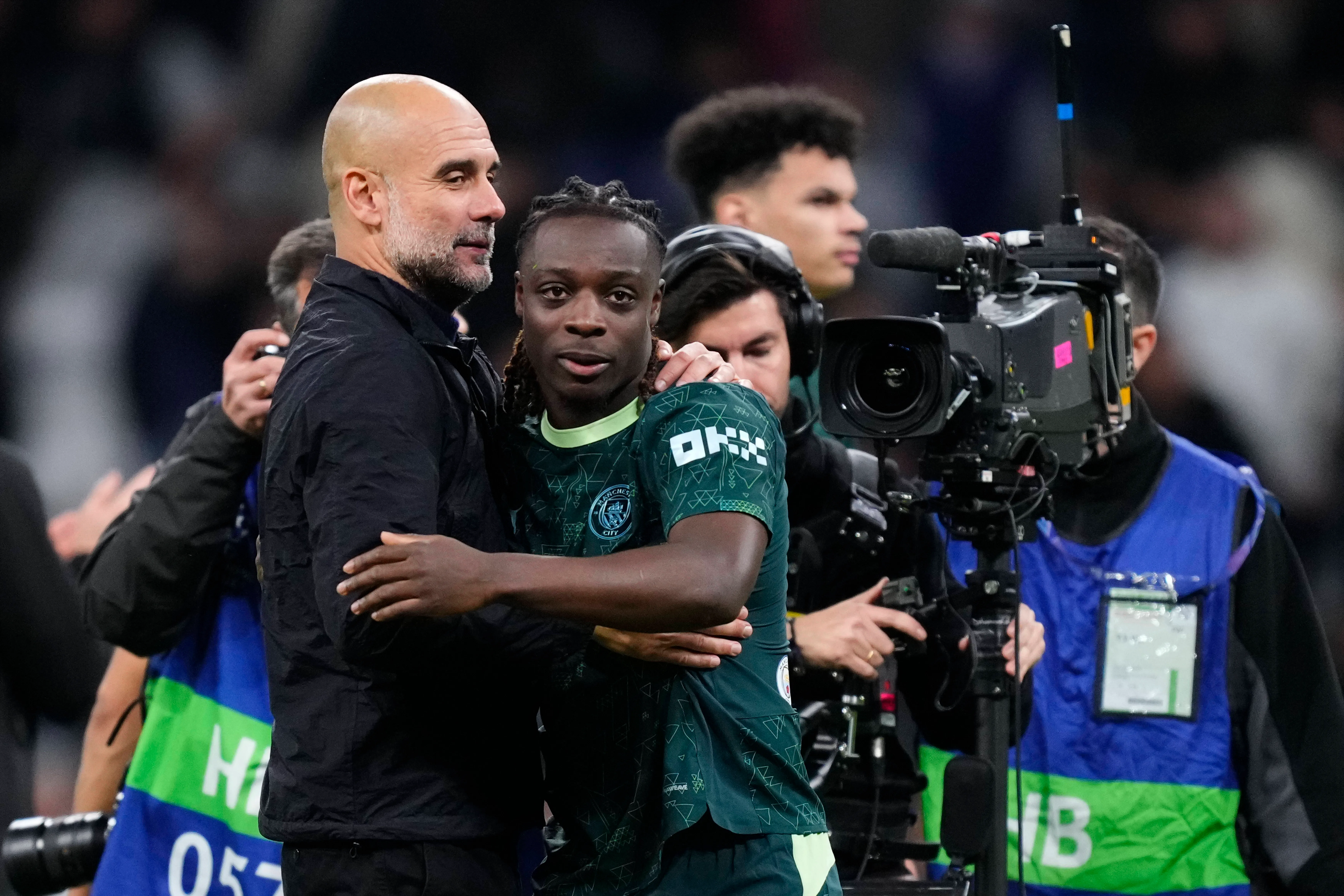 Guardiola e Jérémy Doky, pelo Manchester City. Jogador entrou na mira do Atlético de Madrid. Foto: IMAGO /&nbsp;NurPhoto