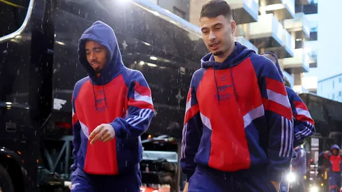 Gabriel Jesus e Gabriel Martinelli chegando a um estádio. Foto: Richard Heathcote/Getty Images
