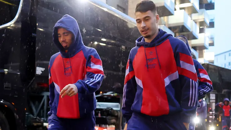 Gabriel Jesus e Gabriel Martinelli chegando a um estádio. Foto: Richard Heathcote/Getty Images