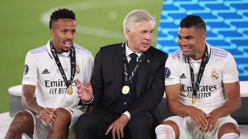 Carlo Ancelotti, Éder Militão e Casemiro pelo Real Madrid. (Foto: Alex Grimm/Getty Images)
