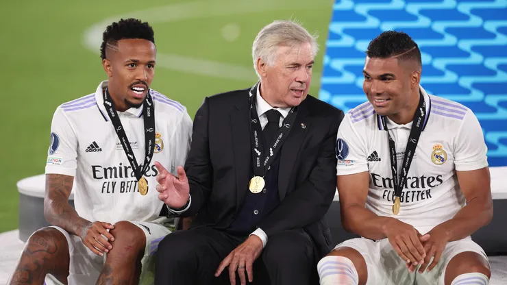Carlo Ancelotti, Éder Militão e Casemiro pelo Real Madrid. (Foto: Alex Grimm/Getty Images)