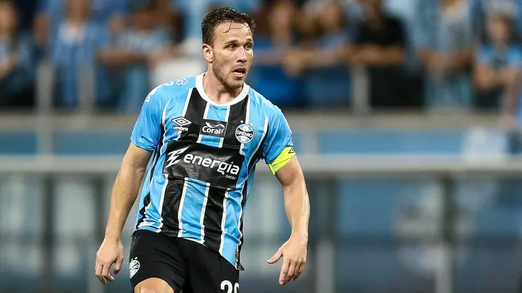 Arthur pode rescindir com a Juventus para permanecer no Grêmio após oferta do Como. (Foto: Pedro H. Tesch/Getty Images)