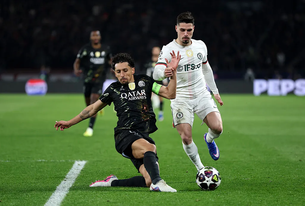 Pedro Neto é marcado por Marquinhos em PSG x Chelsea pela Champions League (Photo by Justin Setterfield/Getty Images)