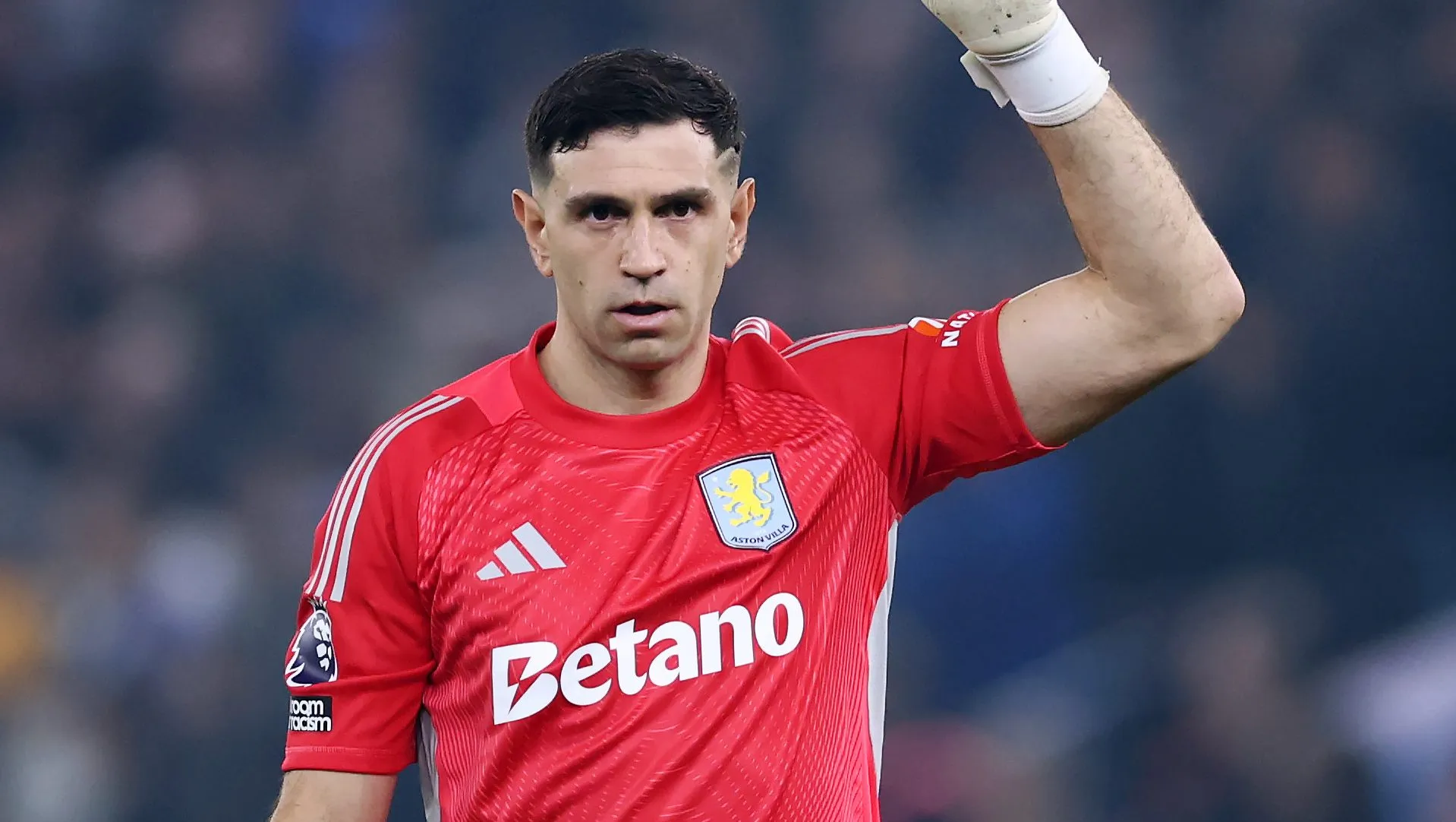 Dibu Martínez durante partida do Aston Villa