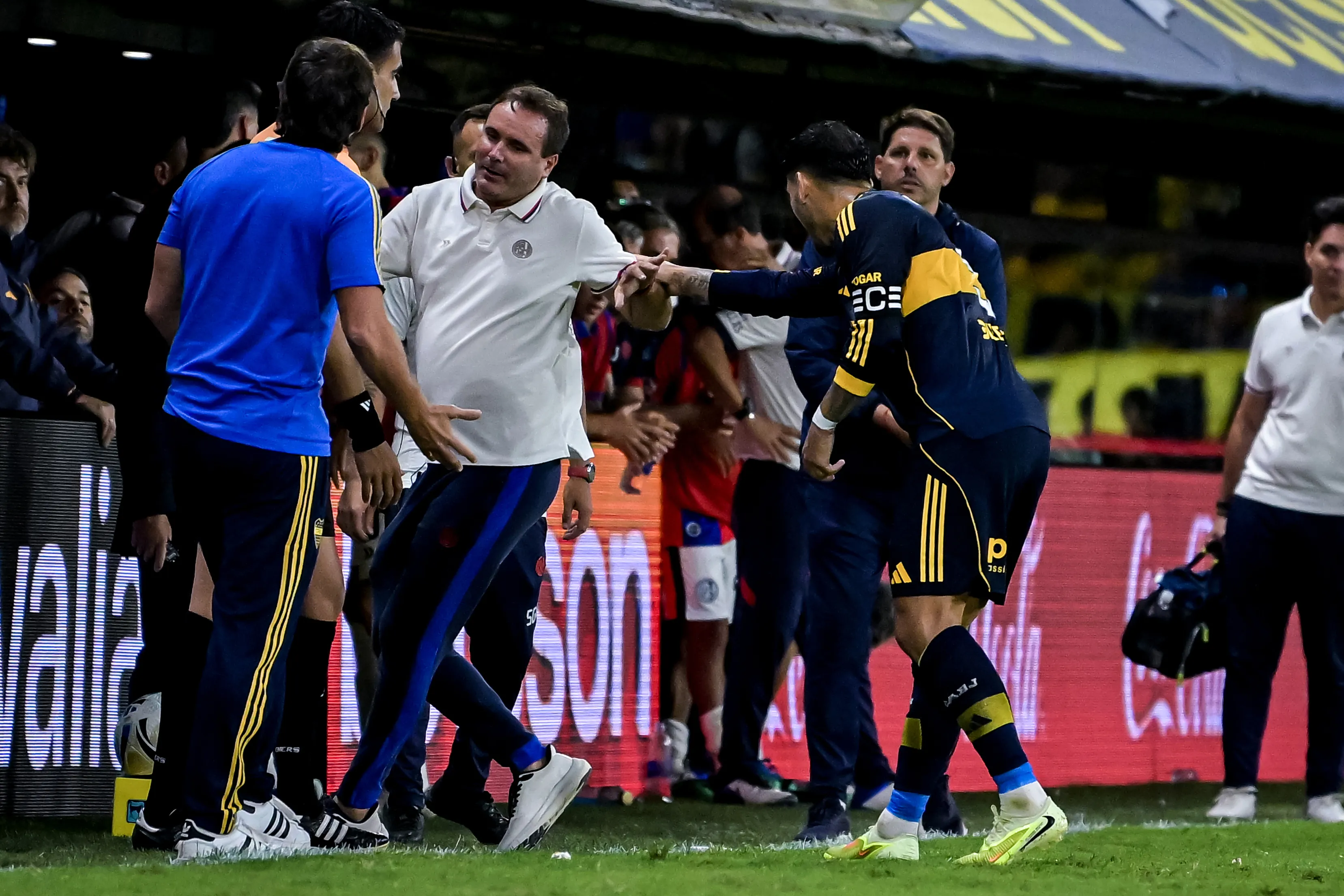 Jogadores do Boca Juniors na partida contra o San Lorenzo nesta quarta-feira (11/03). (Foto: Marcelo Endelli/Getty Images)