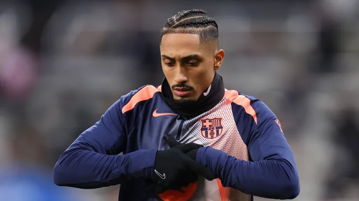 O atacante Raphinha em aquecimento no Barcelona (George Wood/Getty Images)