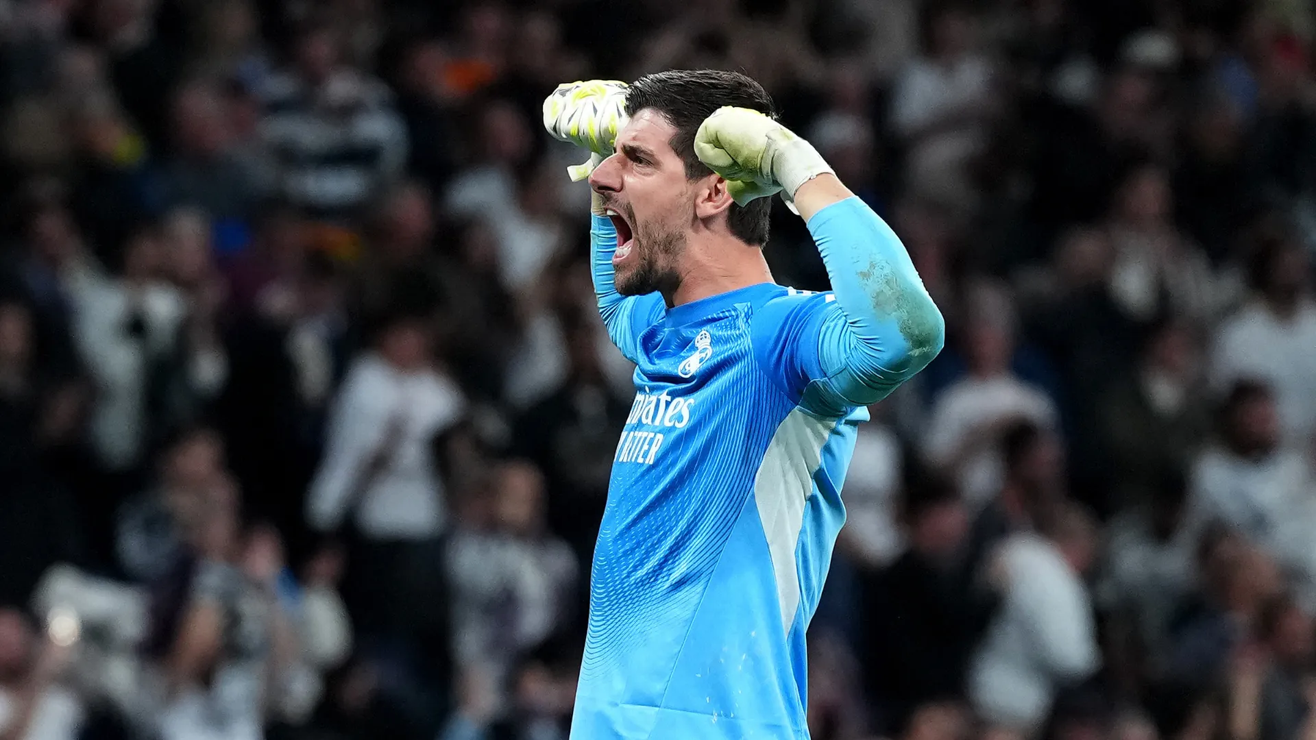 Thibaut Courtois grita durante jogo do Real Madrid