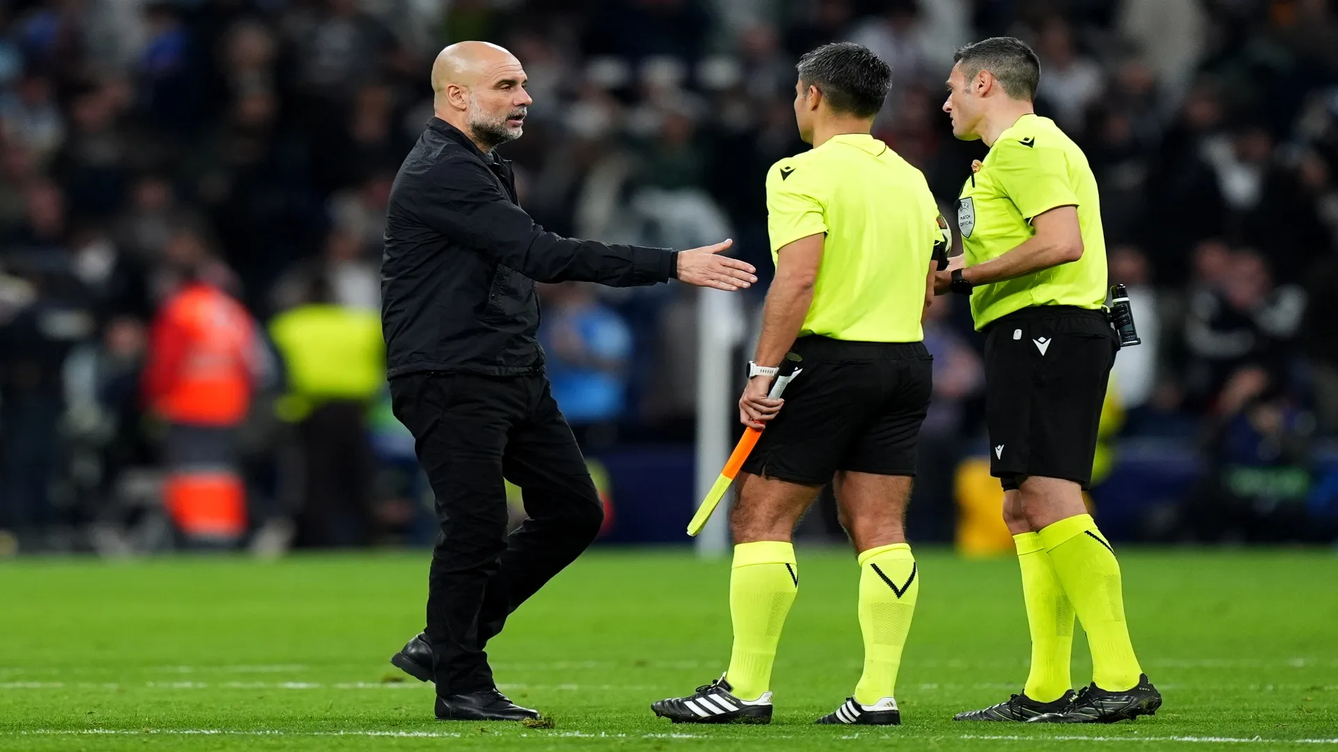 Guardiola cumprimenta os árbitros após Real x City – Angel Martinez/Getty Images