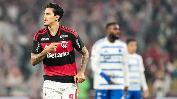 Pedro comemorando gol marcado em Flamengo x Cruzeiro