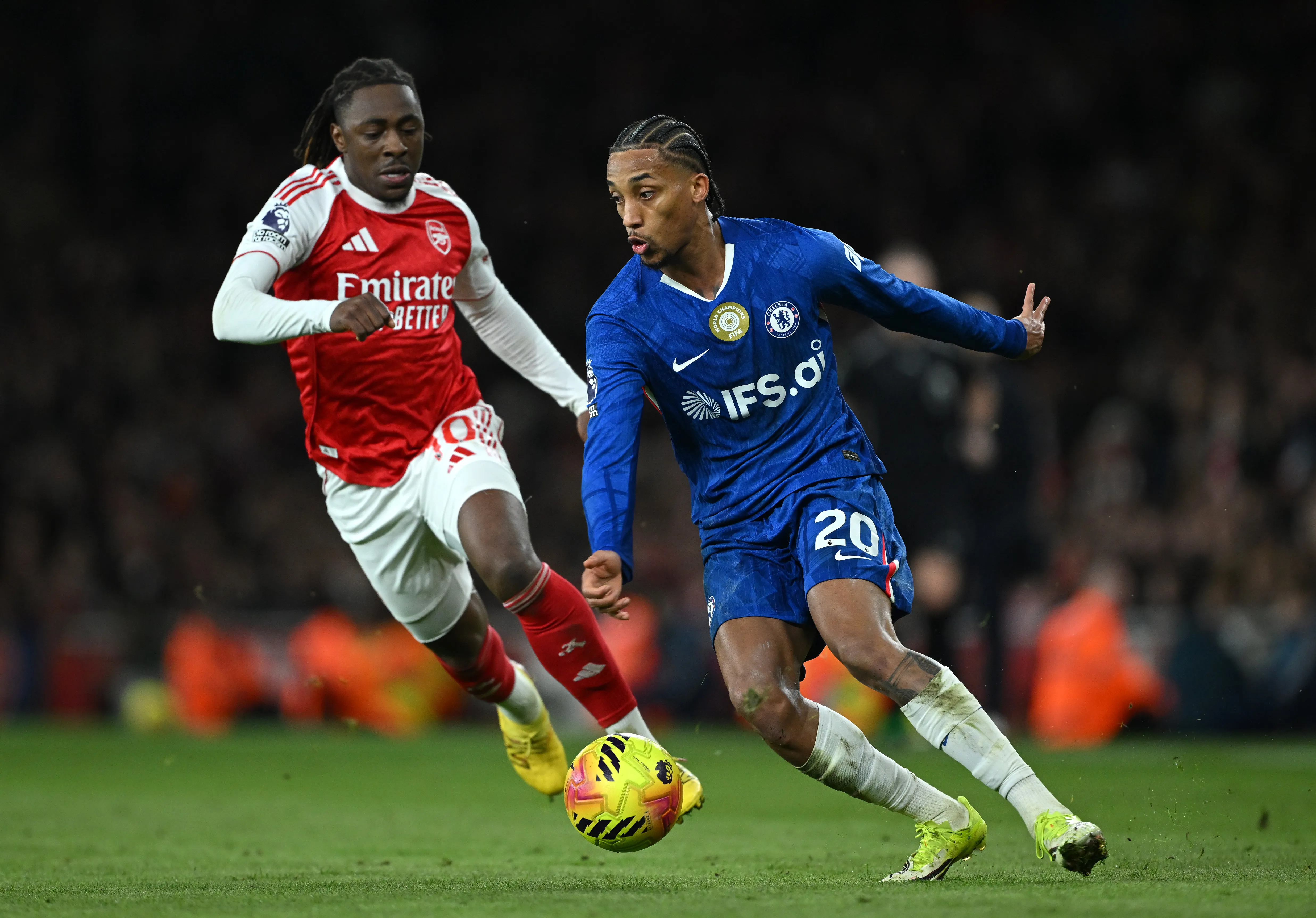 João Pedro contra o Arsenal. Foto: Shaun Botterill/Getty Images