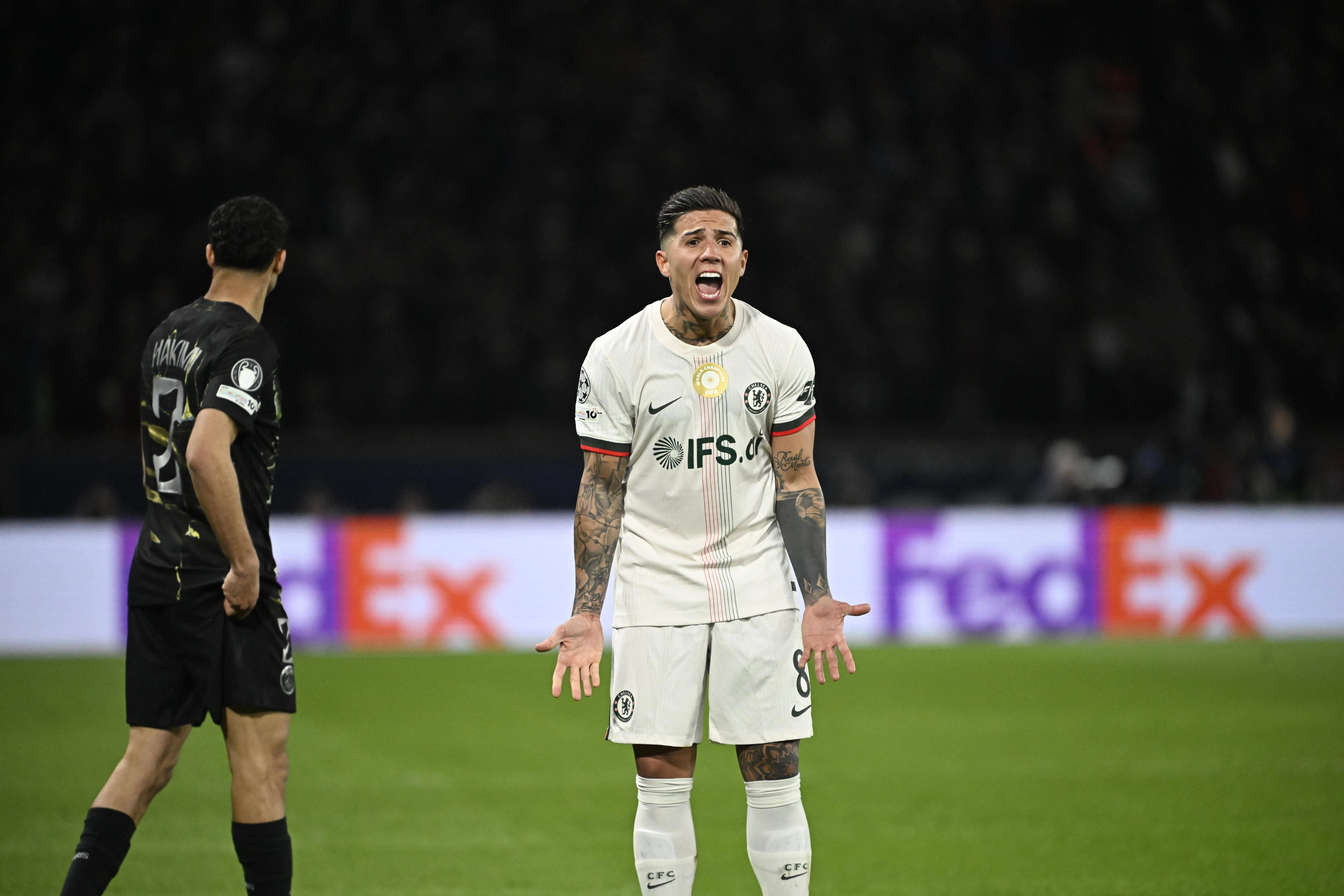 Enzo Fernández ficou muito irritado com o erro do goleiro do Chelsea, Jörgensen, que depois tentou argumentar com o meio-campista. Foto: IMAGO /&nbsp;PRESSE SPORTS